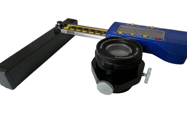 Computerized scale with magnifier